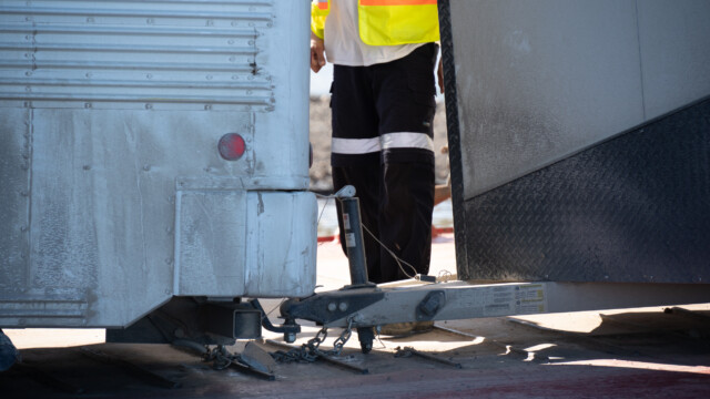 sein Anhänger steckt fest;
