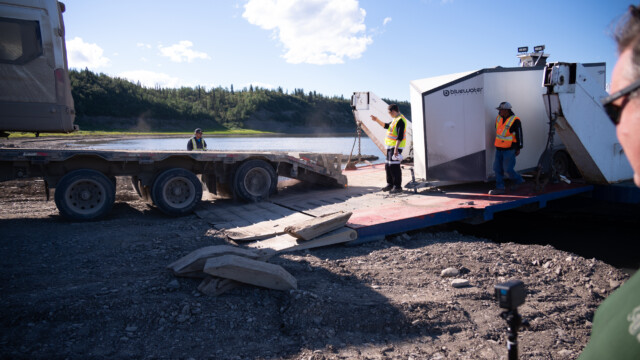 andere Fahrzeuge wie dieser Lastwagen haben das gleiche Problem, fahren aber einfach genügend schnell über die Rampe...