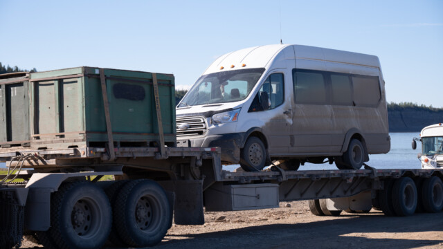 Ladung auf dem LKW: Ein Ford Transit, der wohl die Strapazen des Dempster Hwy nicht "überlebt" hat;