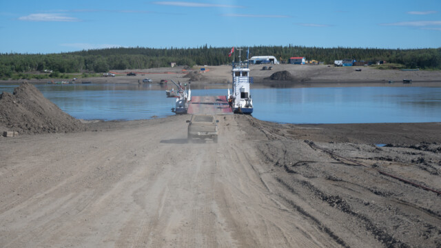 eine Dreckstrasse führt zur Rampe