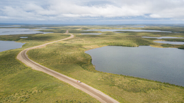 die Strasse führt zwischen vielen kleinen Seen durch