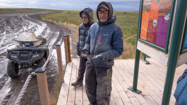 einheimischer Jäger mit Frau und Quad; in der Tasche auf dem Lenker hat er sein Gewehr
