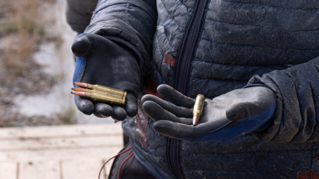 stolz zeigt er uns seine Patronen, 7mm-08