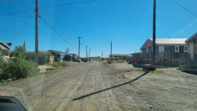 nicht asphaltierte Nebenstrasse