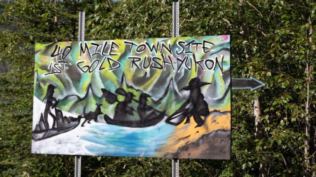 moderner Wegweiser zur Geisterstadt Forty Mile