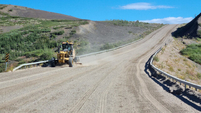 mit dem Grader wird die Strasse laufend geflickt, d.h. oben abgeschabt und das Kies neu verteilt