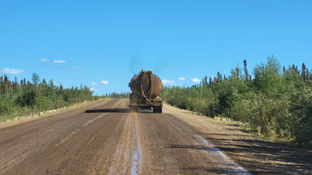 vor dem Graden wird die Strasse oft gewässert