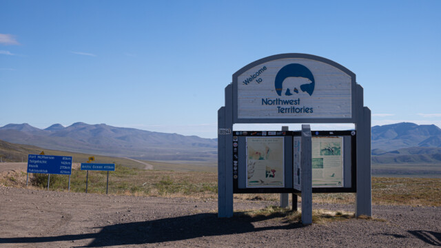 Willkommensschild an der Grenze zum Nordwest-Territorium
