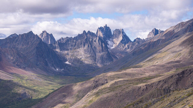 Blick zu den Bergen und dem Grizzly-Lake an deren Füssen
