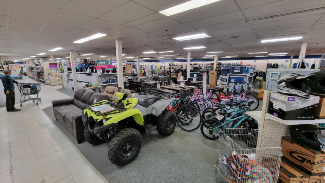 im Supermarkt werden auch Quads verkauft