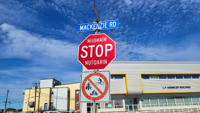 dreisprachiges Stoppschild