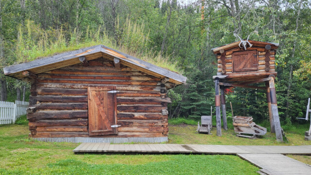 Nachbau von Jack Londons Behausung mit bärensicherem Speicher daneben