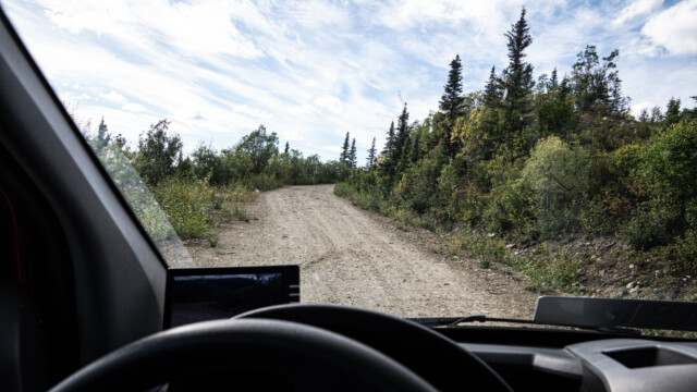 breite Piste mit vielen Steinen