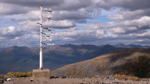 Signalmast mit Wegweisern in alle Welt, die Distanzangaben stimmen allerdings nicht so ganz