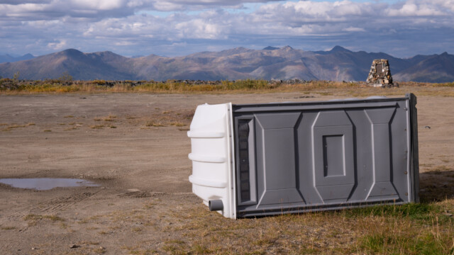 vom Wind umgewehtes WC-Häuschen