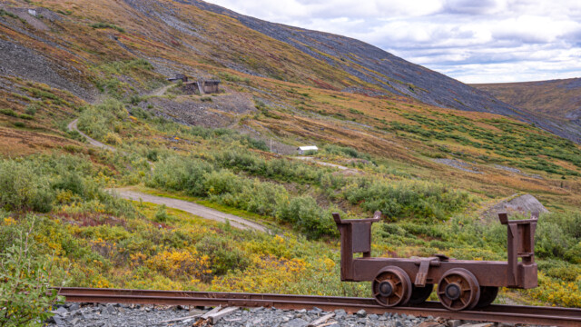 letzter auf der Schiene stehender Wagon, im Hintergrund Silbermine