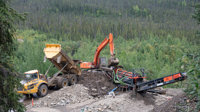 weiter unten wird noch aktiv gearbeitet, d.h. nach Bodenschätzen gesucht