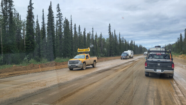 Kreuzung mit Pilotfahrzeug aus der andern Richtung