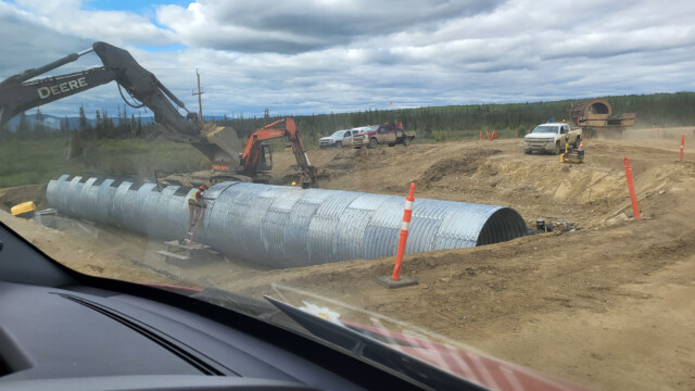 durch dieses riesige Rohr fliesst später ein Bach unter der Fahrban durch
