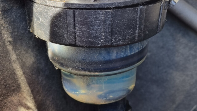 auf der rechten Seite ist etwas abgeknickt und der Filter hält nicht mehr richtig