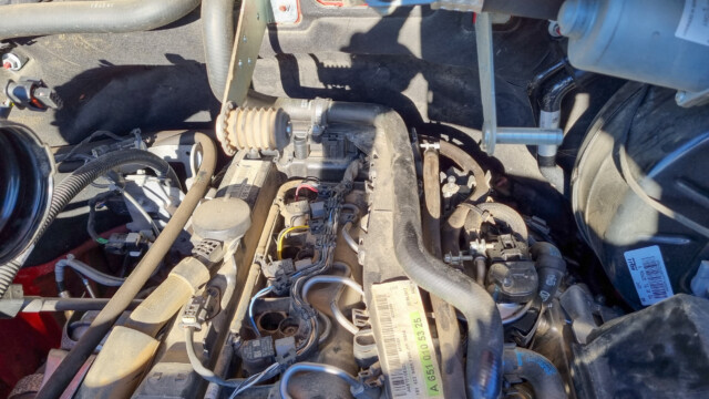 Motor mit entfernter Luftfilter-Einheit