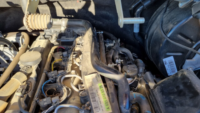 rechts die Dieselleitungen zum Motor