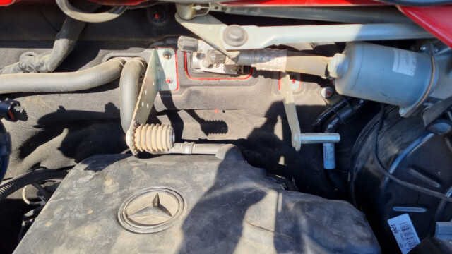 hier ist der fehlende Gummi-Puffer auf der rechten Seite gut sichtbar