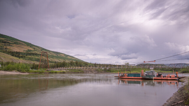hinten die Hängebrücke, vorne die Fähre über den Pelly River