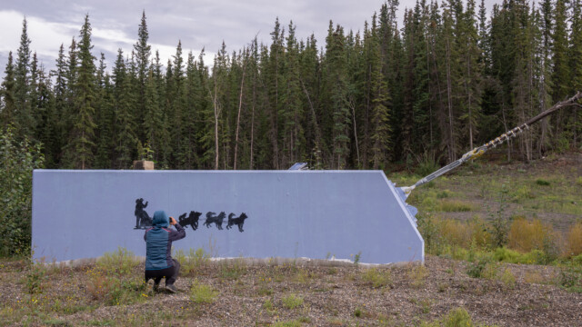 sehr schön angemalte Widerlager der Hängebrücke