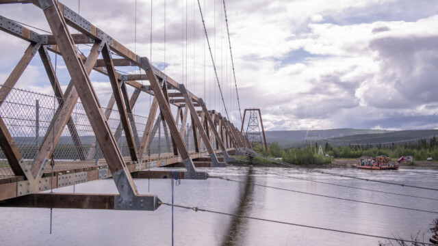 damit die Hängebrücke nicht wackelt, ist sie auch seitwärts abgespannt