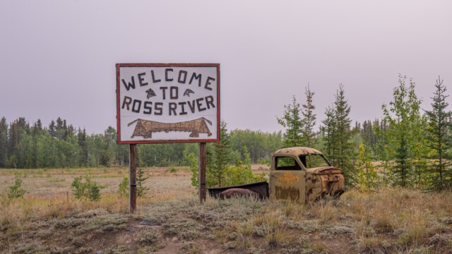 Ortsschild mit Oldtimer