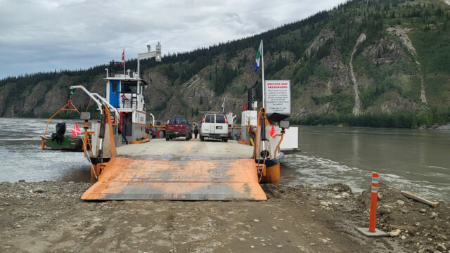 über den Yukon geht es nur mit der Fähre