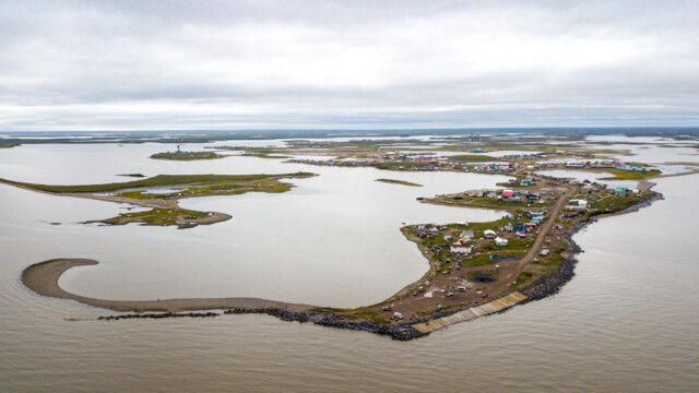 so sieht Tuktoyaktuk von oben aus, am Ende der Strasse, umgeben von ganz viel Wasser