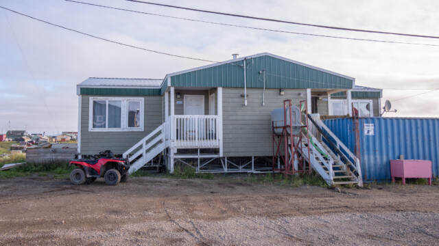 alle Häuser sind auch hier auf Stelzen gebaut, um den Permafrost nicht aufzutauen