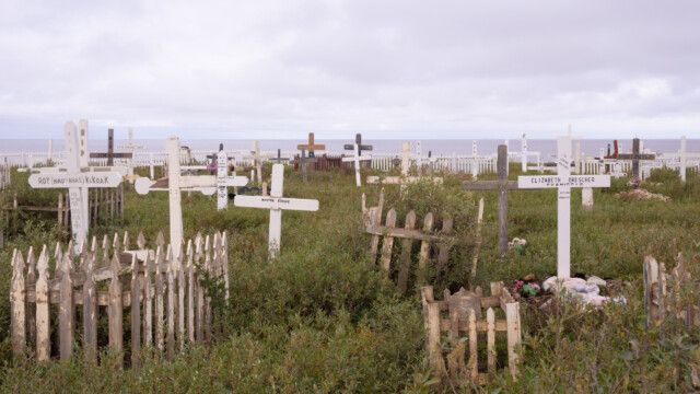 auf dem Friedhof gibt es nur Holzkreuze, keine Grabsteine