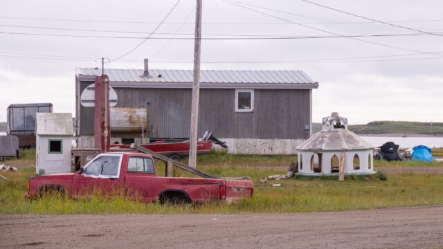 überall stehen Schrottfahrzeuge herum