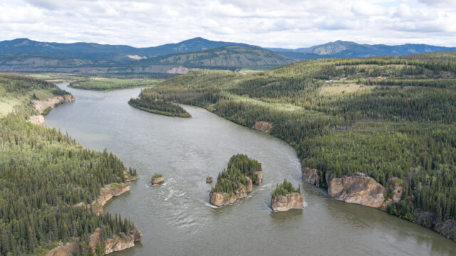 und Blick von der Drohne auf die FĂĽnf Finger Stromschnellen; rechts unten sieht man die genial gelegene Besucherplattform, von dort habe ich auch die Drohne gestartet;