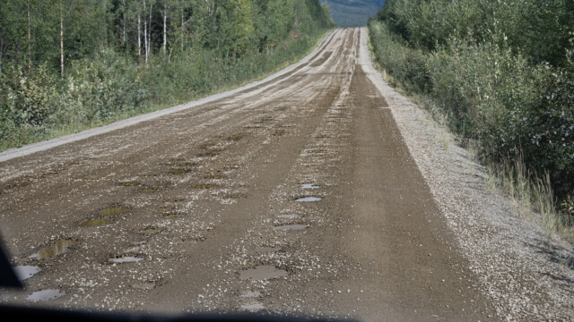 viele Schlaglöcher auf den ersten Kilometer