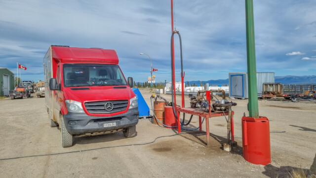 Tankstopp in Eagle-Plain