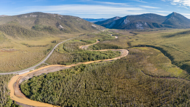 Landschaft von oben, der rote Fluss heisst Engineer Creek