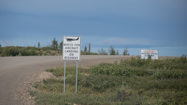Warnung vor Flugzeugen auf dem Highway