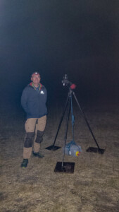 Stativ auf Bretter und an Wasserkanister fixiert, damit ein Windstoss nichts umwerfen kann