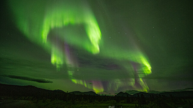 und sogar violettes Polarlicht ist zu sehen;