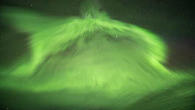 ... als würde jemand einen grünen Vorhang bewegen
