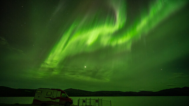 Jupi unter dem Jupiter und Polarlicht