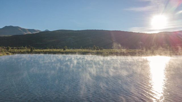 Flug im Nebel bei aufgehender Sonne