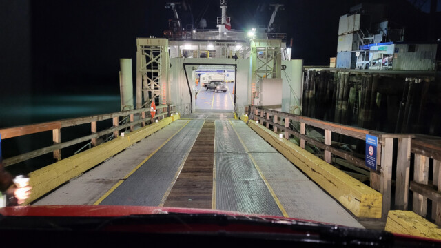 Einfahrt in die Fähre und dann muss das Fahrzeug gewendet werden