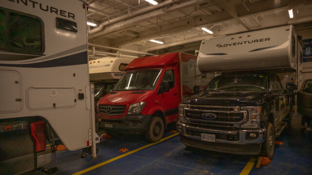 Jupi im Bauch der Fähre