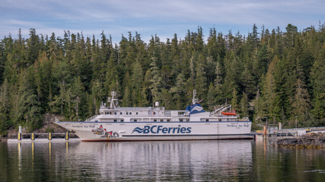 unsere Fähre von aussen am Steg von Port Hardy