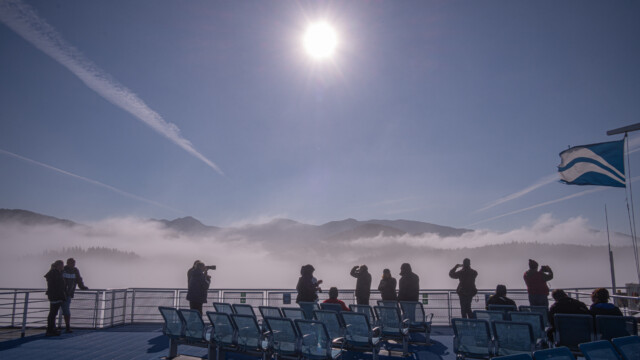 viele Passagiere sind wie wir draussen an Deck